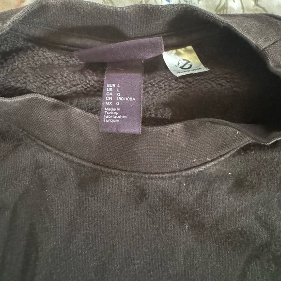 H&M Black Crewneck Sweater with Red Graphic - Picture 3 of 4